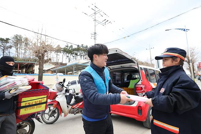 윤철민 강원 양양 현남우체국 집배원이 자신이 근무하는 우체국에 체험 온 딸 윤시하에게 업무를 알려주고 있다.