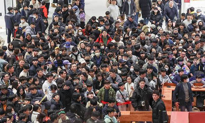 28일 경기 수원시 장안구 스타필드 수원이 모바일 게임 콜라보 행사를 찾은 시민들로 북적이고 있다. 수원시는 지난 27일 스타필드에 몰린 인파로 인해&nbsp;주변 교통이 정체를 빚어&nbsp;안전 안내 문자를 보냈다. 최상수 기자