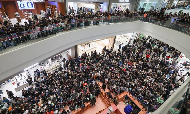 28일 경기 수원시 장안구 스타필드 수원이 모바일 게임 콜라보 행사를 찾은 시민들로 북적이고 있다. 수원시는 지난 27일 스타필드에 몰린 인파로 인해&nbsp;주변 교통이 정체를 빚어&nbsp;안전 안내 문자를 보냈다. 최상수 기자