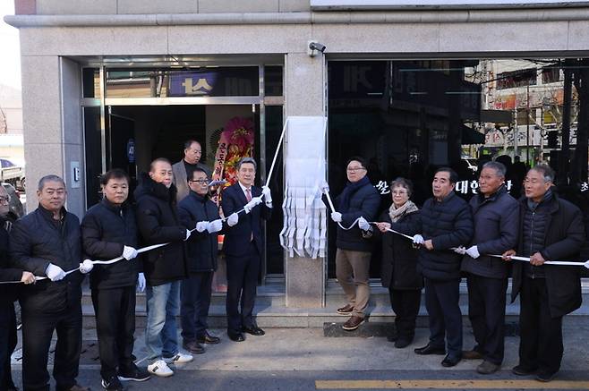 지난 26일 죽도시장 내 전통시장상인연합회 사무실 현판식에 참석한 이강덕 시장이 상인연합회 관계자와 기념 촬영을 하고 있다. 포항시 제공