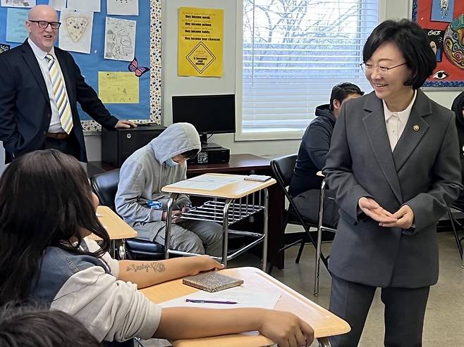 오유경 식약처장, 뉴욕 마약재활센터 예비학교 수업 현장 방문 (뉴욕=연합뉴스) 고일환 특파원 = 오유경 식품의약품안전처장이 23일(현지시간) 미국 뉴욕 마약 중독 재활센터 '사마리탄 데이탑 빌리지' 내 예비학교에 방문해 수업 현장을 둘러보고 있다. 2023.3.24 koman@yna.co.kr