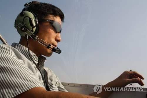 경비행기 조종하는 진중권 광운대 교수 [본인 제공]