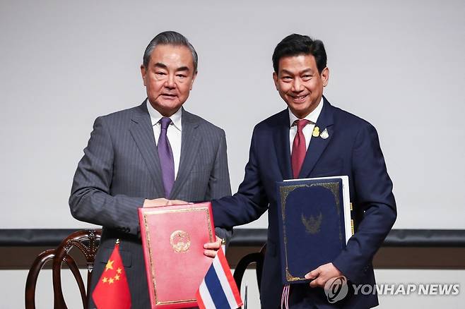 왕이 중국 외교부장(왼쪽)과 빤쁘리 태국 외교장관 [로이터 연합뉴스 자료사진. 재판매 및 DB 금지]