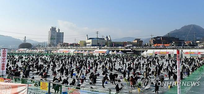 폐막일 맞은 화천산천어축제 인파 (화천=연합뉴스) 이상학 기자 = 2024 화천산천어축제가 폐막하는 28일 축제장인 강원 화천군 화천읍 축제장에는 오전부터 많은 관광객이 찾아 축제를 즐기고 있다.  2024.1.28 hak@yna.co.kr