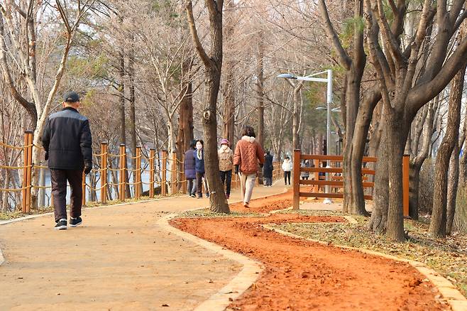 지난해 조성한 수곡동 명품 황톳길 (사진=청주시청 제공)