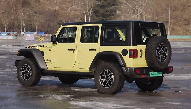 신형 랭글러 루비콘 후측면