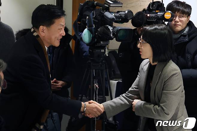 정경실 보건복지부 보건의료정책관(오른쪽)과 양동호 광주광역시의사회 대의원회 의장이 24일 오후 서울 중구 달개비에서 열린 '제26차 의료현안협의체'에서 악수를 나누고 있다. 2024.1.24/뉴스1 ⓒ News1 황기선 기자