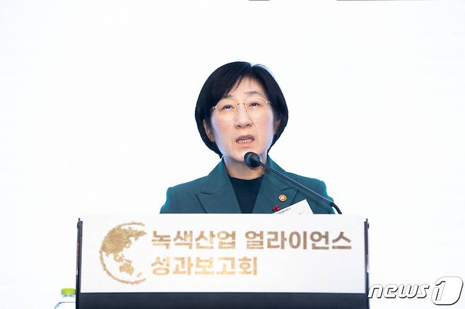 한화진 환경부 장관이 서울 여의도 콘래드 호텔에서 열린 ‘녹색산업 협의체 성과보고회’에서 개회사를 하고 있다. (환경부 제공) 2023.12.21/뉴스1