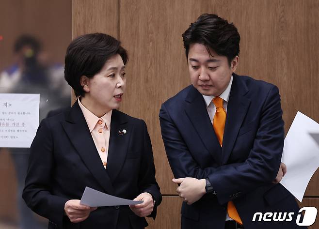 이준석 개혁신당 대표와 양향자 한국의희망 대표가 29일 오전 서울 여의도 국회 소통관에서 국방 정책공약 발표를 앞두고 대화하고 있다. 2024.1.29/뉴스1 ⓒ News1 구윤성 기자