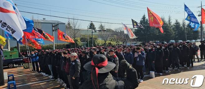 LG이노텍 노조가 29일 경북 구미4공장 앞에서 집회를 벌이고 있다. (독자 제공) 2024.1.29/뉴스1