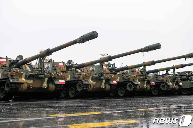 6일(현지시간) 폴란드 그디니아의 해군기지에 도착한 '한국산 명품무기' K-2 전차와 K-9 자주포의 첫 수출 물량이 도열되어 있다. ⓒ AFP=뉴스1 ⓒ News1 우동명 기자