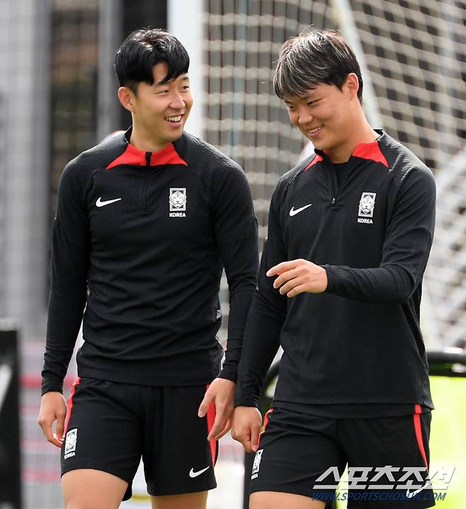 대한민국 축구대표팀이 27일(현지시간) 카타르 도하 알 아글라 트레이닝 센터에서 훈련을 진행했다. 손흥민이 오현규와 대화를 나누고 있다. 도하(카타르)=박재만 기자 pjm@sportschosun.com/2023.01.27/