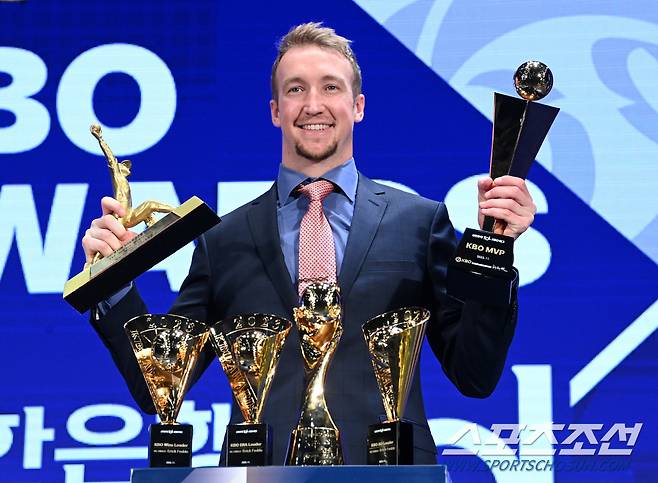 에릭 페디가 지난해 11월 27일 MVP 시상식에서 트로피를 들고 있다. 허상욱 기자wook@sportschosun.com