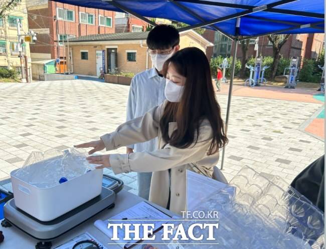 댓골마을학교에서 운영하는 '시흥순환가게RE100'에는 환경을 생각하는 시민들의 발길이 이어지고 있다./시흥시