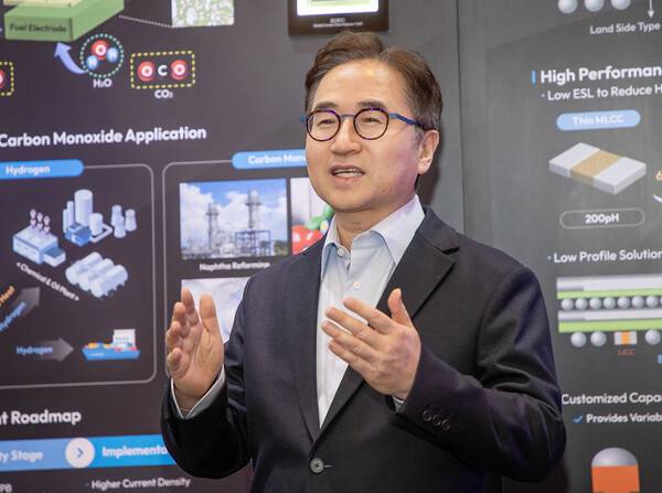 장덕현 삼성전기 사장이 2024년 1월 미국에서 열린 '국제 전자제품 박람회(Consumer Electronics Show) 2024’에서 발표하고 있다. (사진=삼성전기)