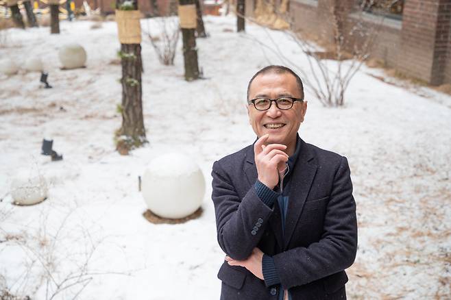 진보 정권에서 한자리 할 기회가 없었냐는 질문에 한석호는 "관밥은 먹지 않는다가 내 철칙"이라며 웃었다. 그는 "보수도 이중 구조의 그늘 아래 놓인 저임금 노동자들과 영세 상공인들에게 따뜻한 관심을 가져 달라"고 했다. 2024.1.9 이태경 기자