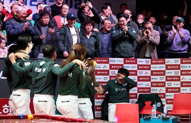 하나카드 우승이 확정되자 주장 김병호가 눈물을 흘리고 있다. ⓒ PBA