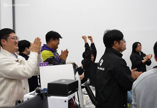 옵저버 위성과의 교신 성공에 환호하는 나라스페이스 임직원. 나라스페이스 제공