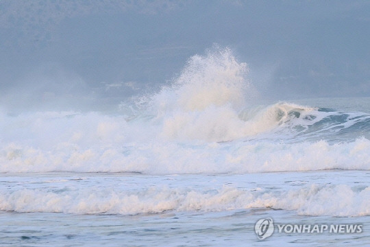 2일 오전 경북 포항시 북구 흥해읍 용한리 해변에 너울로 높은 물결이 일고 있다. <연합뉴스>