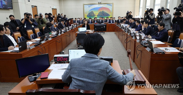 백혜련 위원장(가운데)이 29일 국회 정무위원회에서 전체회의를 진행하고 있다. 야당은 지난 22일 이재명 대표 피습 사건과 김건희 여사 명품백 수수 의혹 등 현안 질의를 위한 회의 소집을 단독 의결했다. <연합뉴스>