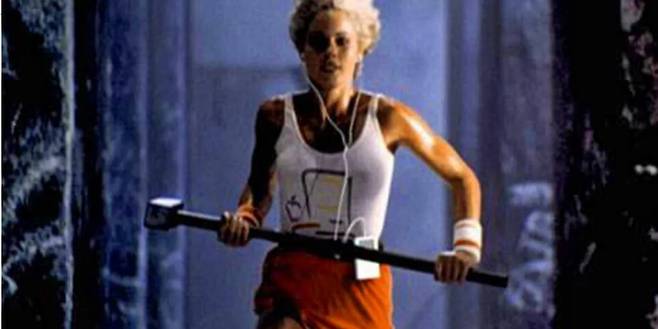 애플이 1984년 1월22일 미식축구 슈퍼볼 경기 광고에서 방영한 매킨토시 광고. 아카데미상을 받은 영화감독 리들리 스콧이 제작한 광고로, 1984의 빅브러더(당시 IBM을 지칭)가 지배하는 세상을 박살낼 제품이 왔다는 걸 표현했다. 매킨토시에 승부를 건 스티브 잡스는 출시 이듬해인 1985년 매킨토시 판매 부진으로 애플에서 쫓겨났지만, 나중에 이 해머처럼 매킨토시는 새로운 세상을 열어젖혔다.