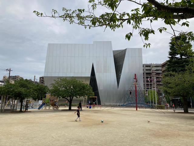 일본 건축사사무소 사나가 설계한 스미다 호쿠사이 미술관은 독특한 금속 외관으로 유명하다.