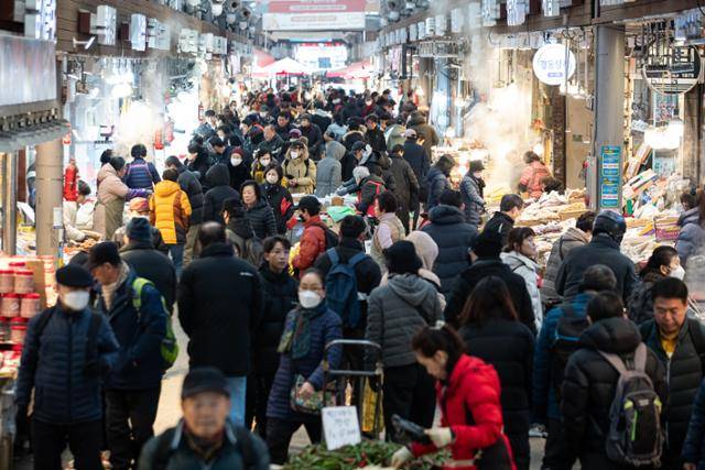 28일 설 대목을 맞아 서울 동대문구 경동시장이 시민들로 붐비고 있다. 뉴스1