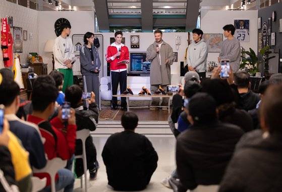 토크쇼에 참가해 소감을 전하는 베컴(오른쪽 세 번째). 뉴스1