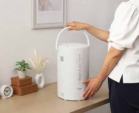 조지루시의 가열식 가습기. 밥솥과 비슷한 구조로 물을 넣고 끓어 기화시키는 방식이다. 사진 조지루시코리아 캡처