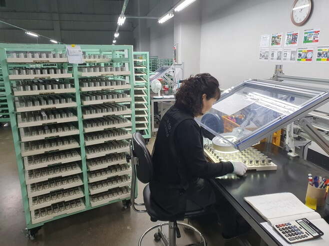 이춘우 생산팀 사원이 리튬일차전기 외관 검사를 하고 있다. 당진=윤현주 기자