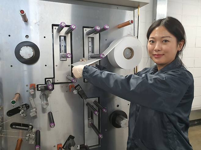 이유현 비츠로셀 연구원이 대형 EDLC 조립기를 세팅하고 있다. 당진=윤현주 기자