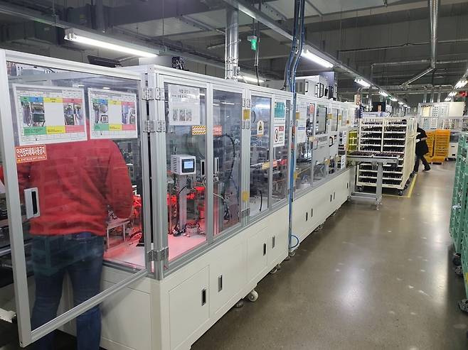 리튬일차전지 팩조립 공정 모습. 당진=윤현주 기자