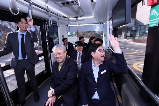 서울 동작구가 지난 26일 숭실대학교, 롯데정보통신과 자율주행 마을버스 도입을 위한 업무협약을 체결했다. / 사진=동작구청