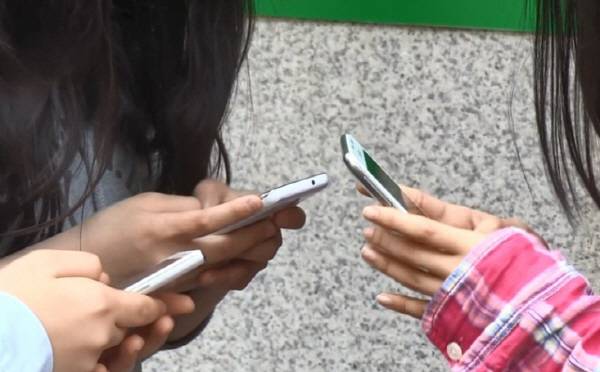학생들이 스마트폰으로 친구들과 소통하고 있다. 연합뉴스