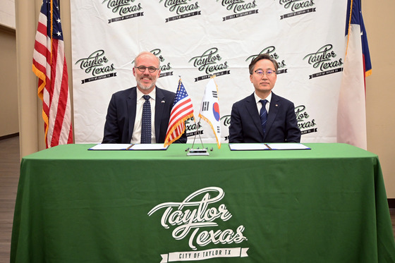 Taylor City Mayor Brandt Rydell poses with the head of Geumcheon District office when he visited Korea last year. [TAYLOR CITY OFFICE]