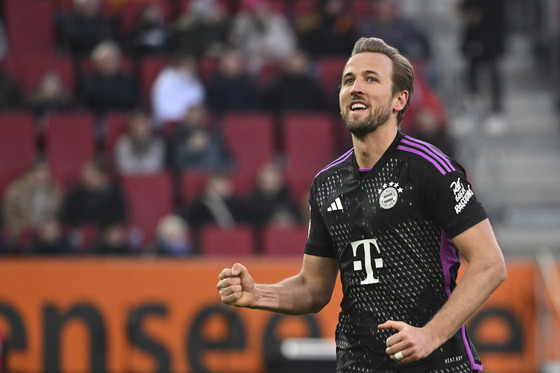 Harry Kane celebrates scoring during a Bundesliga match between FC Augsburg and Bayern Munich at the WWK-Arena, Augsburg, Germany on Saturday. [AP/YONHAP]