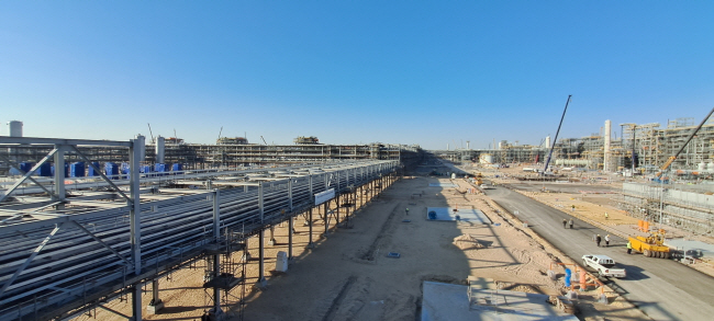 길게 뻗은 파이프랙 지난 9일(현지시간) 사우디아라비아 마르잔 가스처리공장 건설 현장에 현대건설이 짓고 있는 1.8㎞ 길이의 파이프랙이 길게 뻗어 있다.