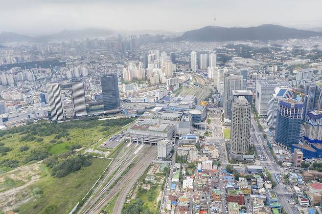 서울시는 지열에너지 설치 사업장의 설비계획 수립·설계 및 시공·유지관리까지 지원하는 맞춤형 무료 컨설팅에 참여할 기업을 모집한다고 29일 밝혔다. 사진은 컨설팅 대상인 용산국제업무지구가 들어설 용산역 일대.[용산구 제공]