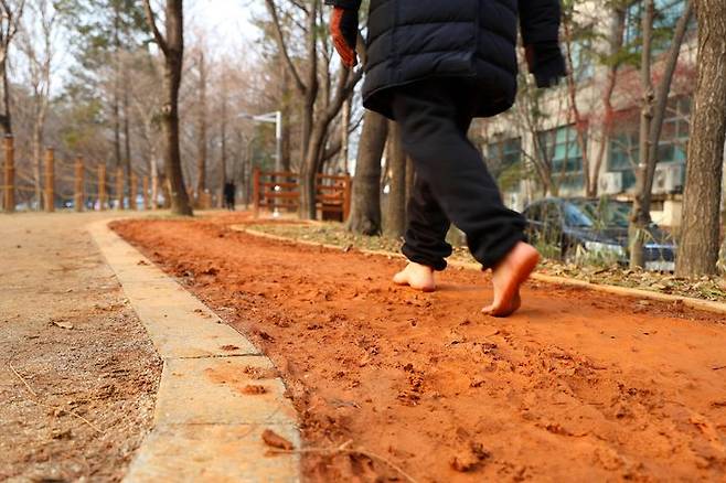 [청주=뉴시스] 충북 청주시 서원구 수곡동 명품 황톳길. photo@newsis.com *재판매 및 DB 금지