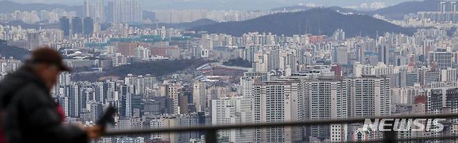 [서울=뉴시스] 정병혁 기자 = 서울 아파트 매매가격 하락세는 7주 연속 이어지고 있다. '전국 주간 아파트 가격 동향'에 따르면 1월 셋째주(15일 기준) 서울 아파트 매매가격은 0.06% 하락했다. 사진은 21일 서울 중구 남산에서 도심 아파트의 모습. 2024.01.21. jhope@newsis.com