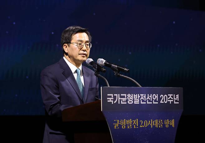 [수원=뉴시스] 김동연 경기도지사가 29일 고양시 킨텍스에서 열린 '국가균형발전 선언 20주년 기념식 및 심포지엄'에서 환영사를 하고 있다. (사진=경기도 제공) 2024.01.29. photo@newsis.com *재판매 및 DB 금지