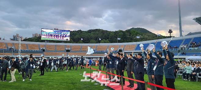 지난해 4월 29일 경북 구미에서 열린 '전국생활체육대축전' 개회식. 다수의 정치인 등이 참가 선수들을 반기고 있다. 동규기자