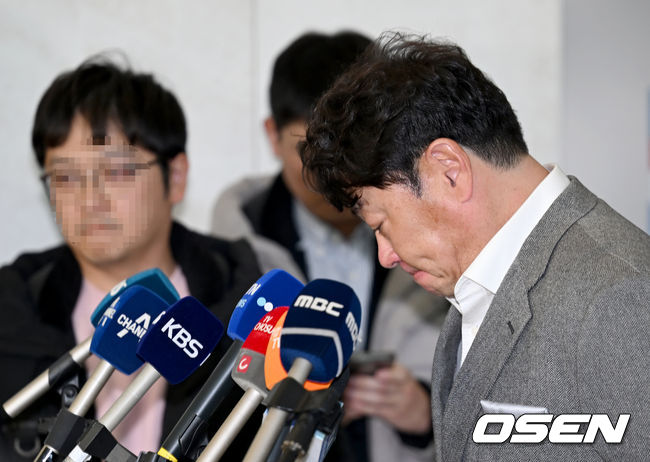 [OSEN=인천공항, 김성락 기자] 29일 오후 진갑용 KIA 타이거즈 감독 대행이 2024 전지훈련을 위해 인천국제공항을 통해 호주 캔버리로 출국했다.KIA 진갑용 감독 대행이 취재진과 질의응답을 갖고 있다. 2024.01.29 / ksl0919@osen.co.kr