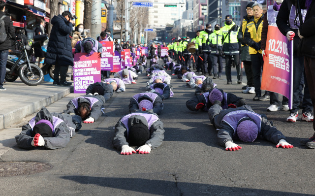 ▲이태원 참사 유가족과 종교인들이 1월 29일 오전 서울 용산구 이태원역 1번 출구 앞에서 대통령실 방향으로 이태원 참사 특별법 공포를 촉구하는 오체투지를 하고 있다. ⓒ연합뉴스