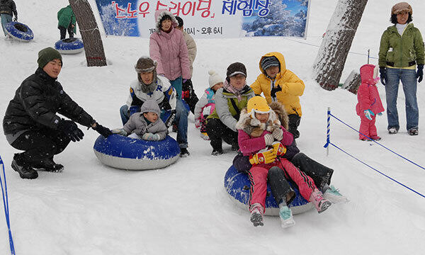 울릉도 눈축제 임시눈썰매장에서 관광객들이 눈썰매를 타며 즐거운 시간을 보내고 있다. 