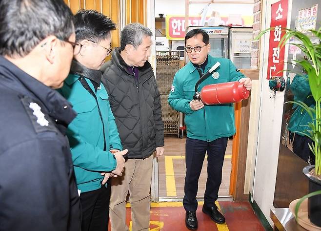 지난 26일 시흥시가 정왕시장 화재 예방에 합동점검을 했다. 사진제공ㅣ시흥시청