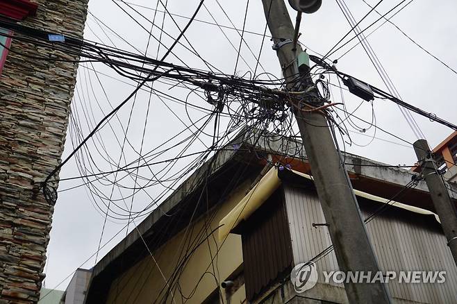 각종 통신선으로 난립한 전봇대 [부산시의회 제공=연합뉴스]