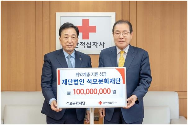 석오문화재단, 고액기부 '레드크로스 아너스기업' 가입  윤동한 석오문화재단 이사장(오른쪽)이 지난 26일 서울 중구 대한적십자사 서울사무소에서 성금 1억원을 전달한 뒤 김철수 대한적십자사 회장(왼쪽)과 기념 사진을 촬영한 모습. [한국콜마 제공. 재판매 및 DB 금지]