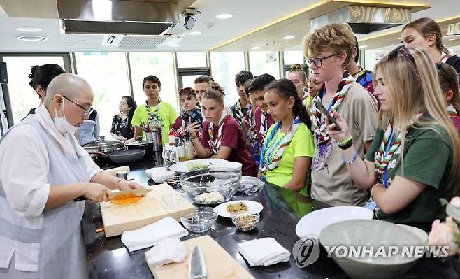 사찰음식 조리법을 배우는 외국인 학생들  [연합뉴스 자료사진]