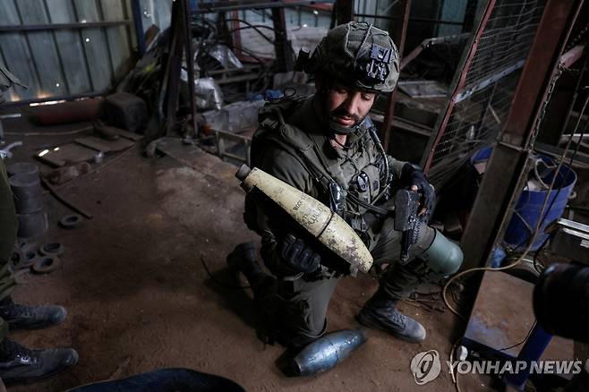 하마스가 만들던 무기 든 이스라엘 병사 이달 8일(현지시간) 가자지구의 철물 공장에서 팔레스타인 무장정파 하마스가 만들다 만 것으로 보이는 무기를 들어 보이는 병사. [로이트=연합뉴스 자료사진. 재판매 및 DB금지]